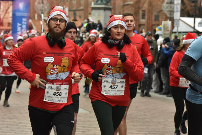 23. Festiwal Biegów Świętych Mikołajów w Toruniu. Zdjęcia ze starówki