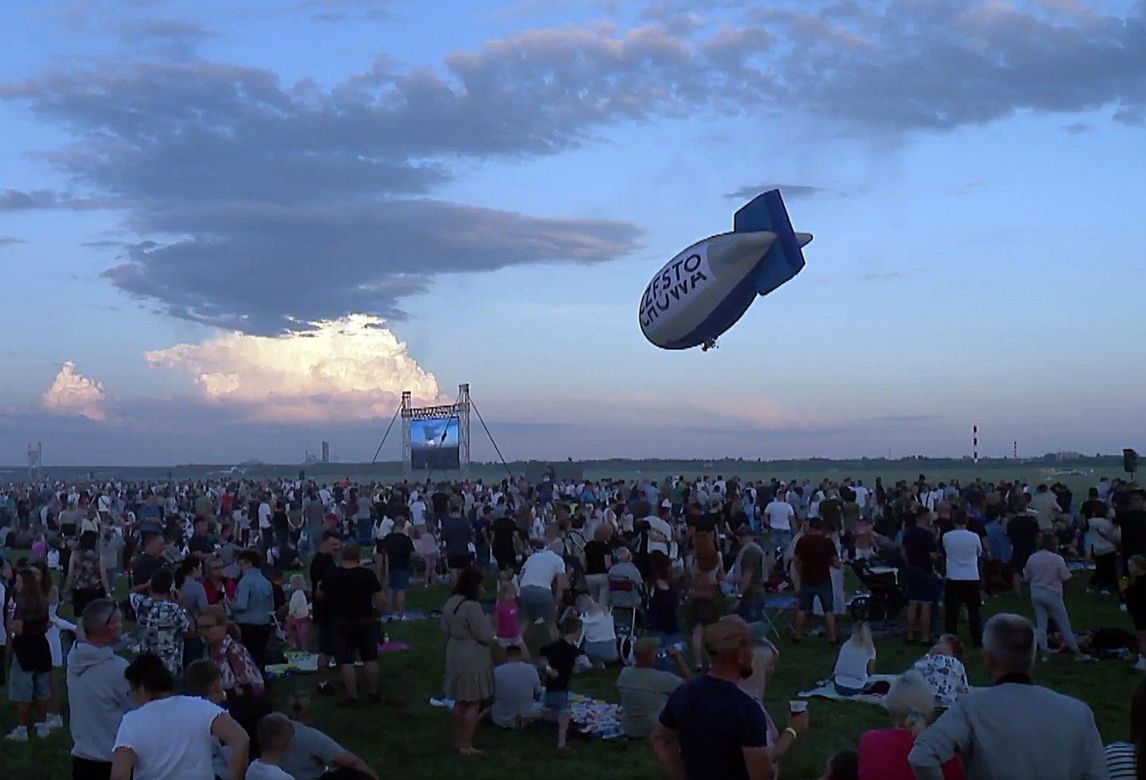 Sterowiec spadł na drzewa w czasie Air Show Rudniki