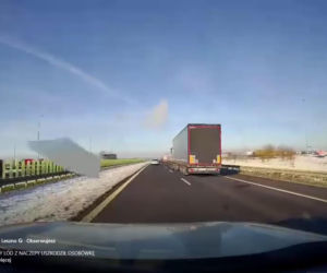 Lód z tira prosto w osobówkę!