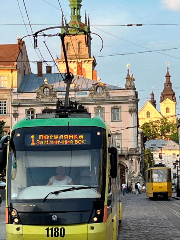 Tak wygląda wojenna rzeczywistość na ulicach Lwowa. Gdy wyją syreny, nikt już nie reaguje. "Boimy się, ale trzeba żyć"