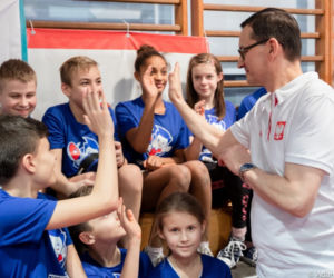 Premier Mateusz Morawiecki na treningu tenisa stołowego dzieci w Bydgoszczy