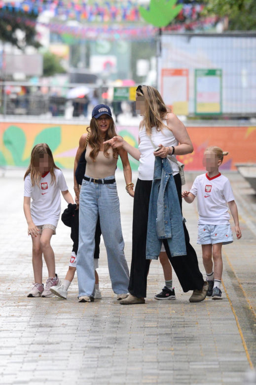 Anna Lewandowska z dziećmi przed Polska - Austria