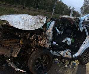 Białogrądy. Kierowca renault uderzył w drzewo. Tyle zostało z auta [ZDJĘCIA]
