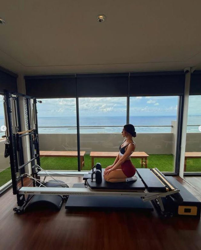 Roksana Węgiel-Mglej rozciąga się w Dubaju