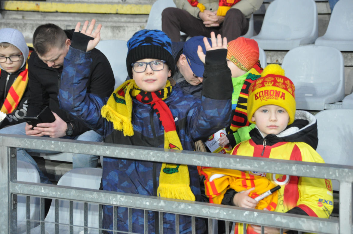 Korona Kielce - Legia Warszawa. Zdjęcia kibiców na Suzuki Arenie