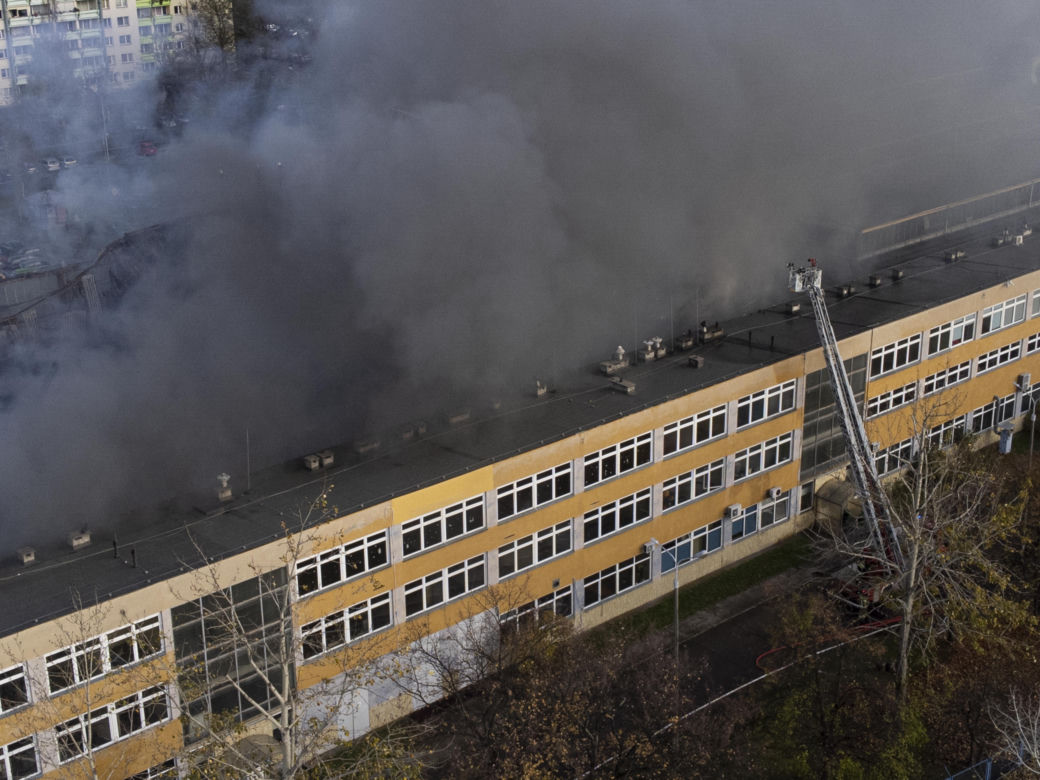 Paliła się hala produkcyjna, kłęby czarnego dymu nad miastem
