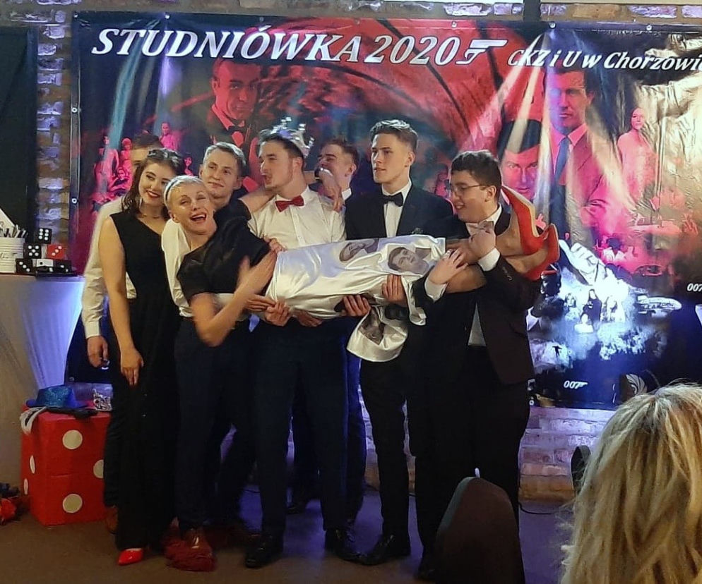 Niezwykła kreacja na studniówce. Nauczycielka na sukience miała wyszyte... zdjęcia uczniów