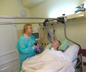 Komendant się nie poddaje. Miał nie ruszyć nawet palcem, a chce chodzić!