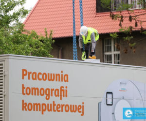 Zobaczcie jak montowano kontener z tomografem pod szpitalem w Gorzowie. 