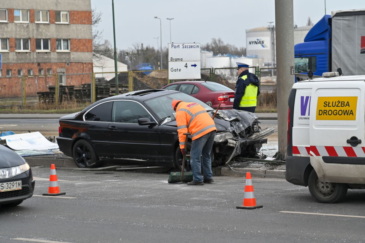 BMW wjechało w przystanek tramwajowy na ul. Gdańskiej