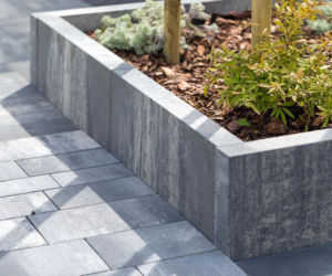 Płyty chodnikowe, palisady i stopnie schodowe, które sprawdzą się w strefie wejściowej