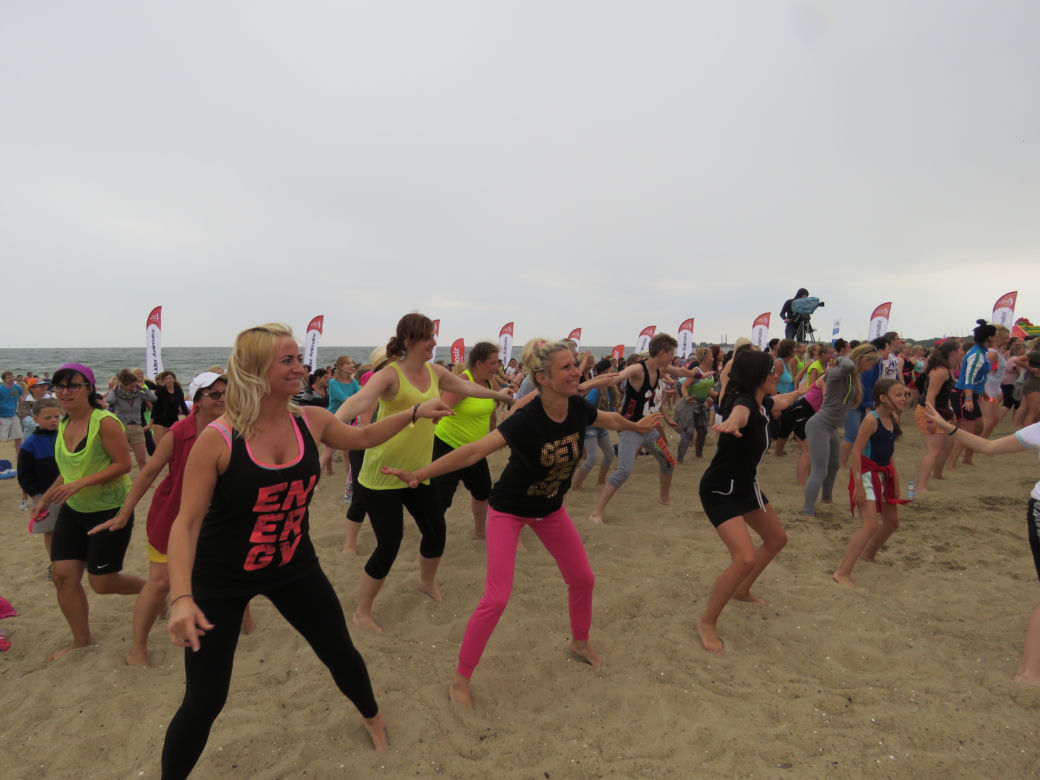 Niedzielny maraton zumby na plaży w Brzeźnie