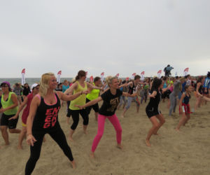 Niedzielny maraton zumby na plaży w Brzeźnie
