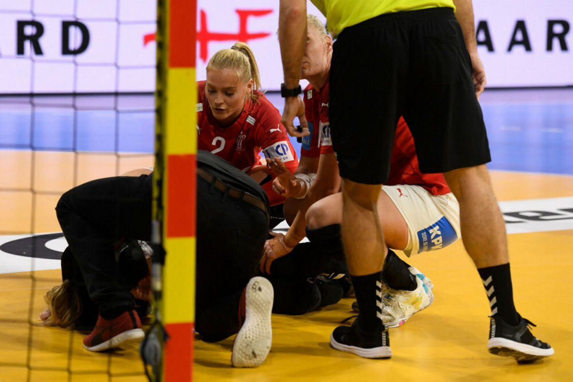 Bramkarka Althea Reinhardt trafiona piłką w twarz. Koszmarne zdjęcie