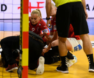 Bramkarka Althea Reinhardt trafiona piłką w twarz. Koszmarne zdjęcie