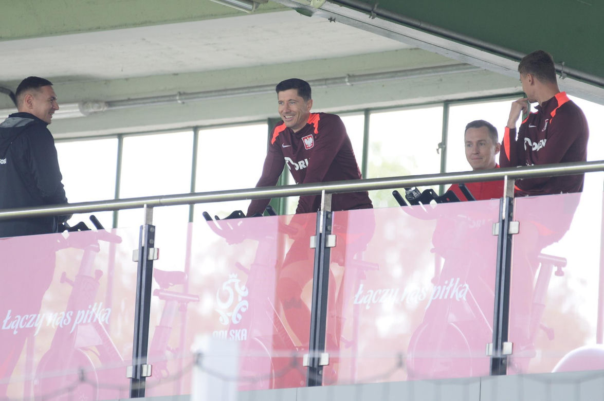 Robert Lewandowski przyłapany przed treningiem z korkami