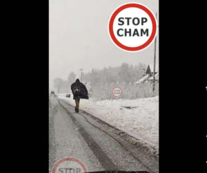 Śnieg walił prosto w twarz, a on jechał dalej. „Batman” na hulajnodze wywołał burzę w sieci