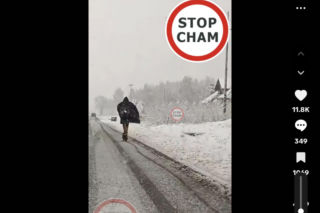 Śnieg walił prosto w twarz, a on jechał dalej. „Batman” na hulajnodze wywołał burzę w sieci