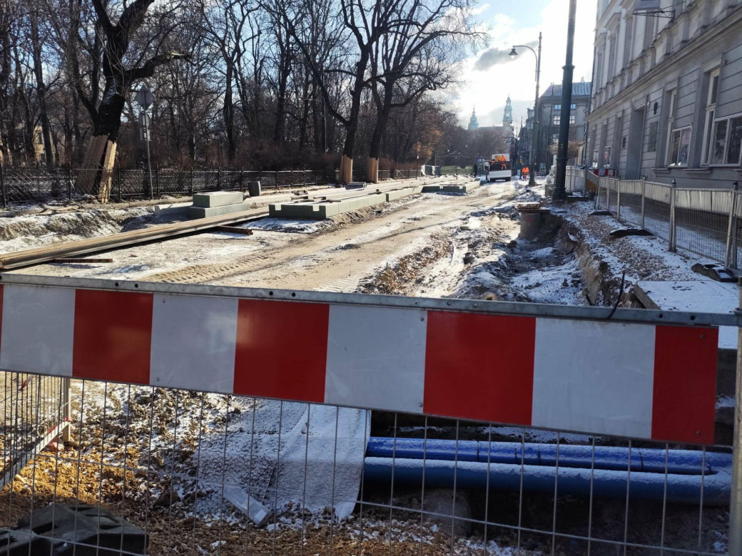Koszmar w centrum Krakowa. Remont torowiska na Piłsudskiego potrwa do 2026 roku! Mieszkańcy tracą cierpliwość