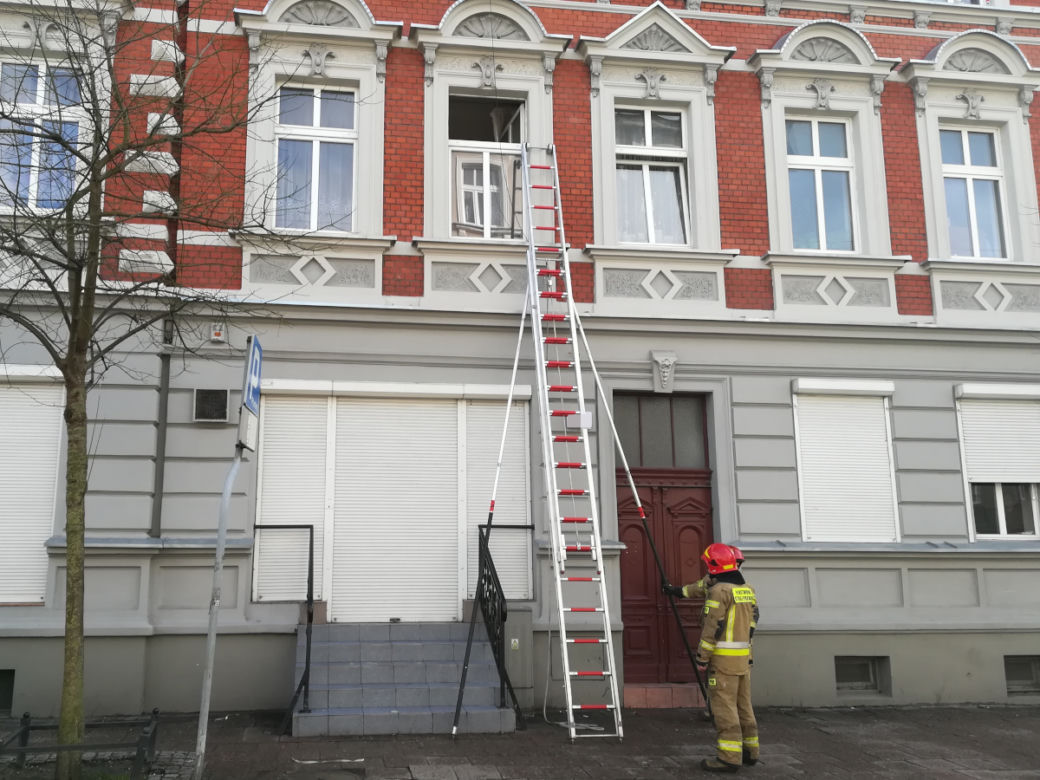 Bydgoszcz. Kobieta z dwójką dzieci była uwięziona w mieszkaniu! Błagała o pomoc [ZDJĘCIA]
