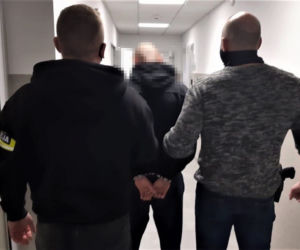 Zambrów. Trzech na jednego. Bez powodu pobili 28-latka na ulicy [ZDJĘCIA]