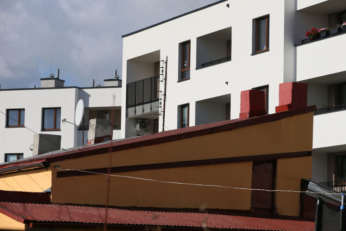 Duszą się w mieszkaniach, dym nie daje im żyć. Mieszkańcy nowego osiedla na Targówku załamują ręce
