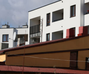 Duszą się w mieszkaniach, dym nie daje im żyć. Mieszkańcy nowego osiedla na Targówku załamują ręce