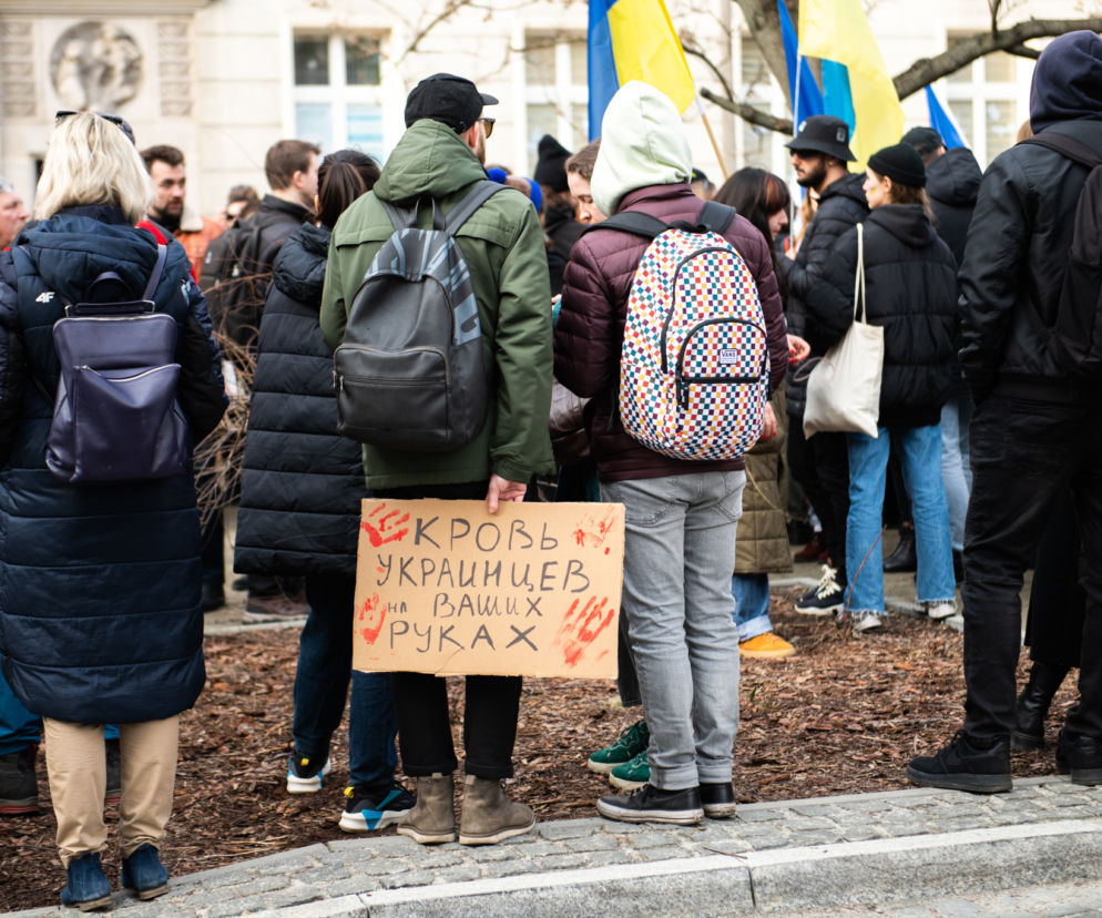  Kraków solidarny z Ukrainą. Setki osób przyszło na manifestację [ZDJĘCIA]