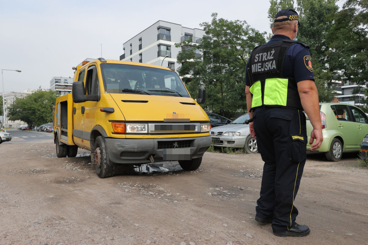 Sprzątamy miasto z wraków. Patrol "SE" na tropie porzuconych aut 