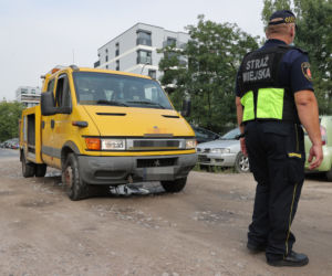 Sprzątamy miasto z wraków. Patrol SE na tropie porzuconych aut 