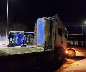 Tir uderzył w auta osobowe i autobus. To na Armii Krajowej w Starachowicach