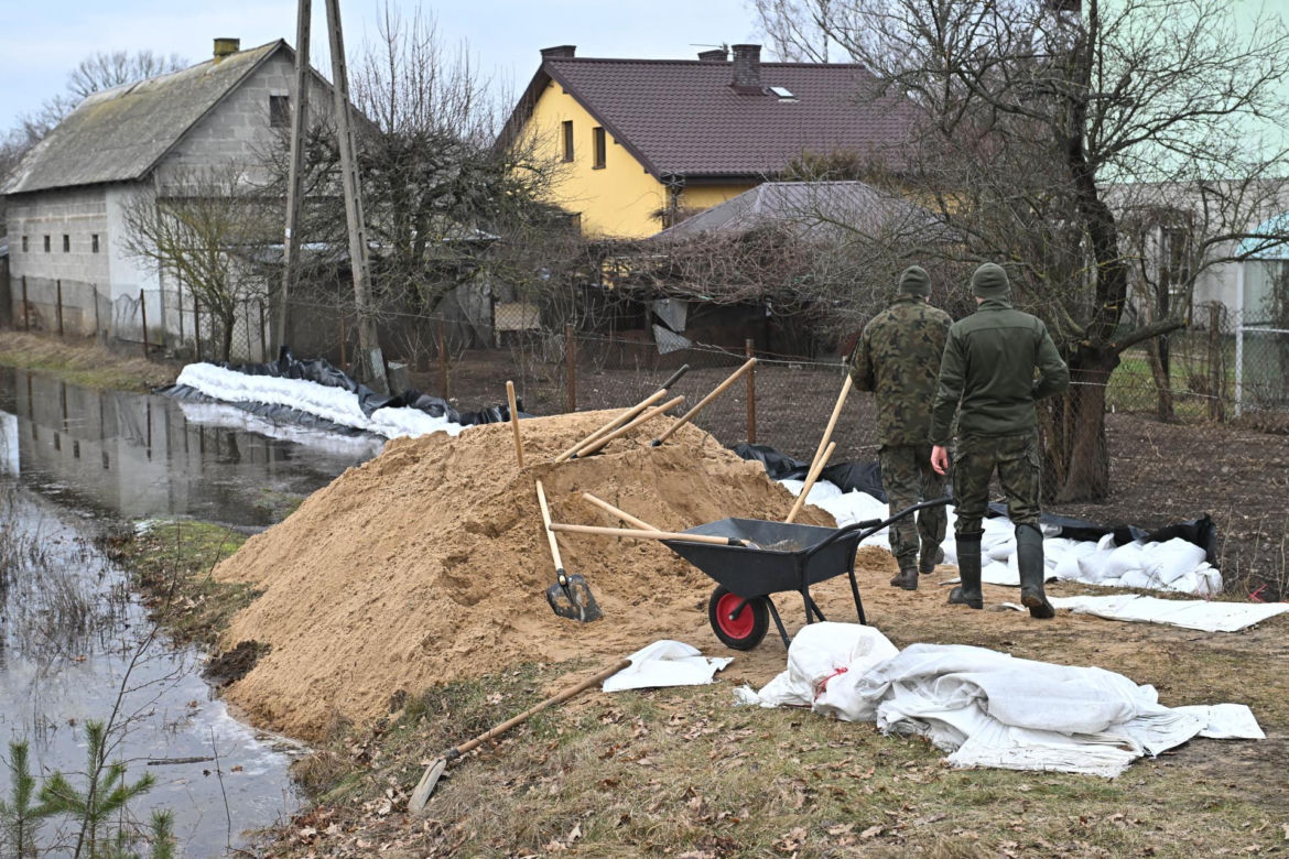 Powódź pod Wyszkowem. Wojsko pomaga zagrożonym gospodarstwom