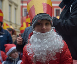 Setki Mikołajów w centrum miasta. Orszak św. Mikołaja w Lublinie