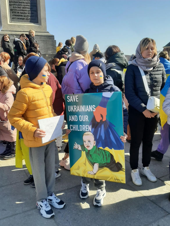 "Świecie, pomóż naszym dzieciom". Protest matek z Ukrainy przeszedł przez Warszawę