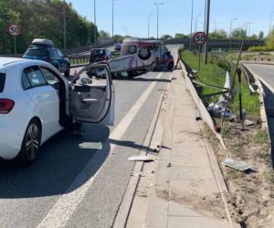 Dachowanie traficara w Warszawie. Ściął latarnię, która uderzyła w drugi pojazd