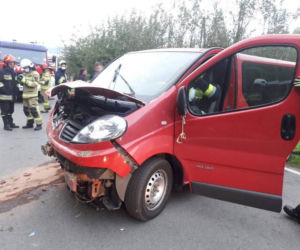 Kicznia. Uderzył samochodem w budynek. Wszystko przez dzikie zwierzę