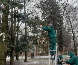 Choinka na LSM jest już ozdobiona. Dzieci przygotowały recyklingowe ozdoby [GALERIA, WIDEO]