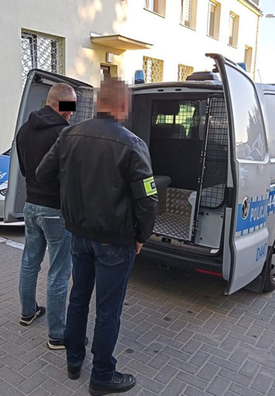 Gang okrutnych złomiarzy napadł na staruszkę