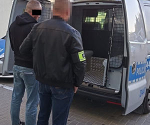 Gang okrutnych złomiarzy napadł na staruszkę