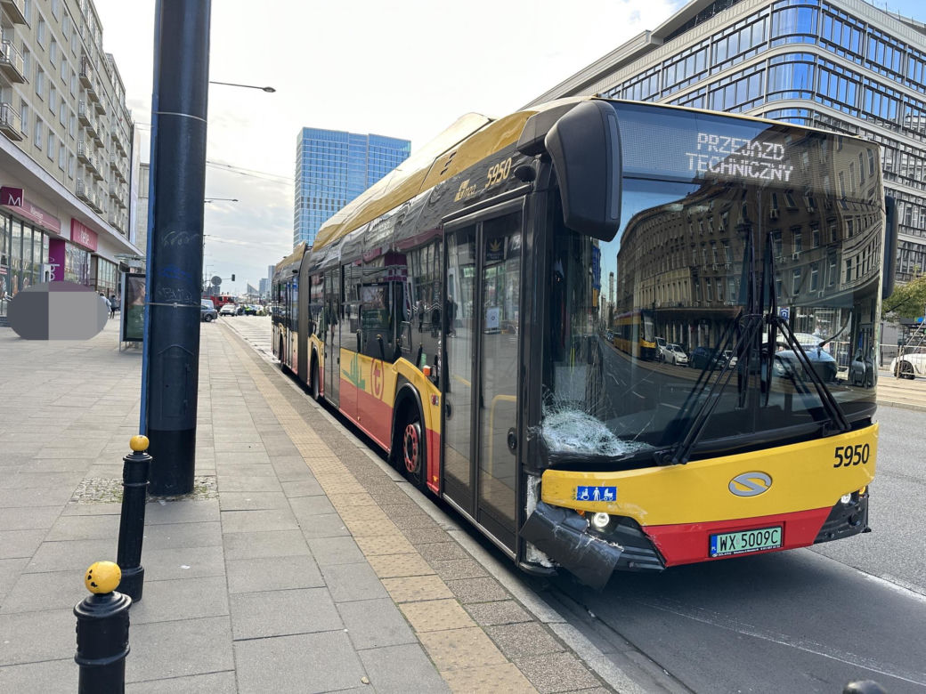 Dramatyczny wypadek w Śródmieściu! Osobówka i autobus roztrzaskane