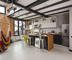 Podłogi z żywicy epoksydowej świetnie wpisują się w dizajnerskie wnętrza w nowoczesnym stylu.