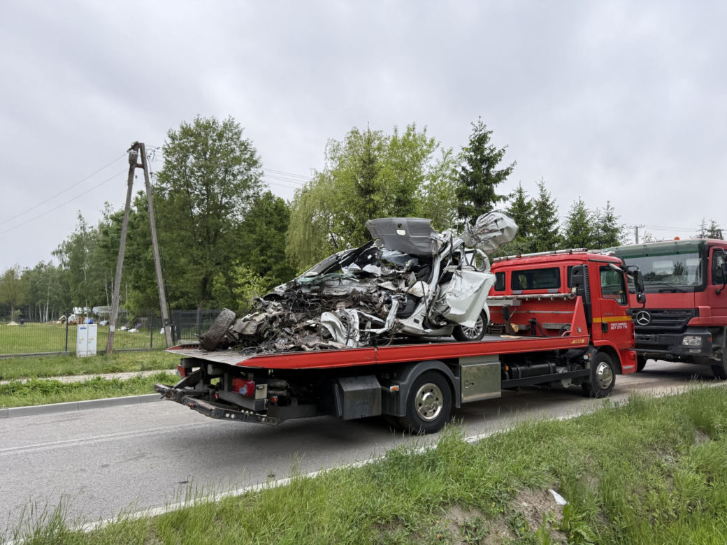 Makabra na drodze pod Grójcem. Osobowe suzuki czołowo zderzyło się z ciężarówką