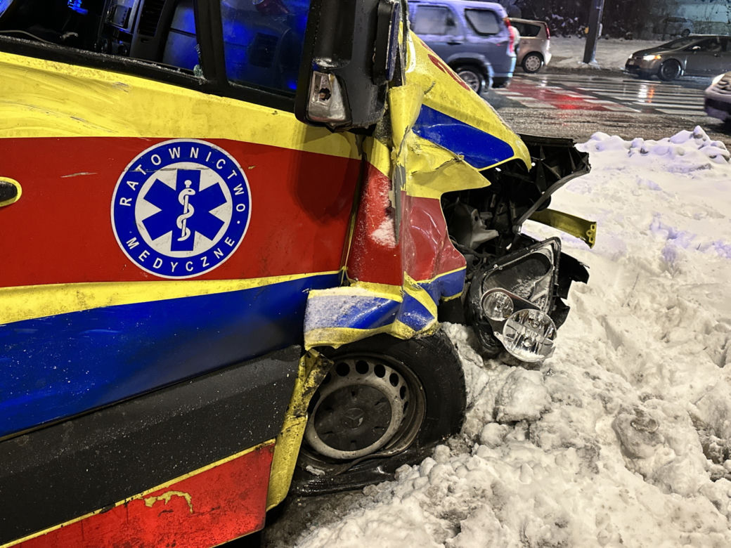 Karetka huknęła w autobus, a później w fotoradar. Dwie osoby w szpitalu, w tym dziecko
