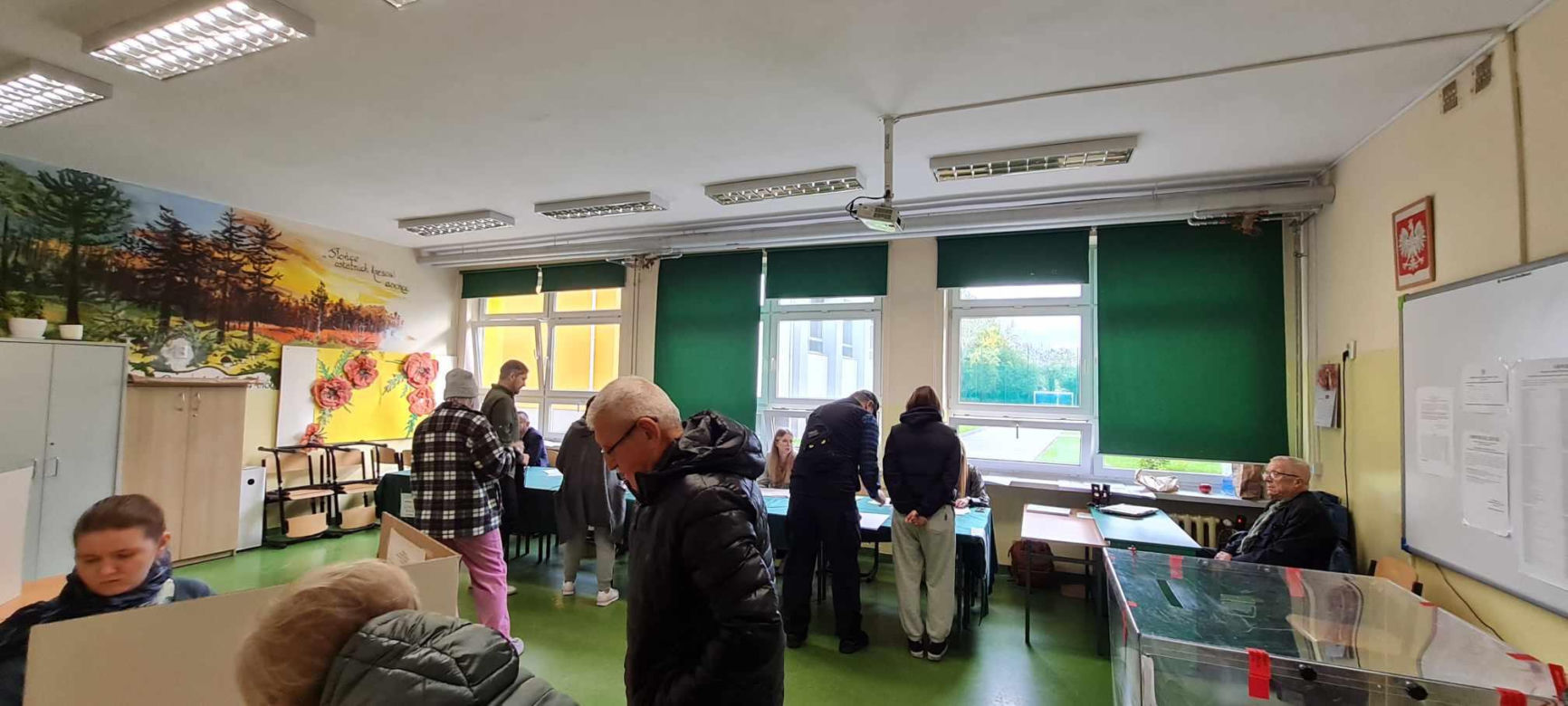Krakowianie stoją w kolejkach do urn wyborczych. Frekwencja robi wrażenie!