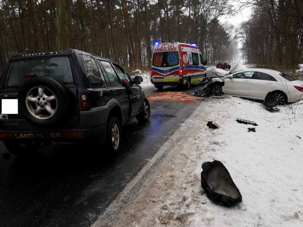 Dziecko poszkodowane w wypadku dwóch samochodów między Niechłodem a Piotrowicami 