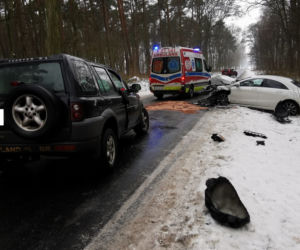 Dziecko poszkodowane w wypadku dwóch samochodów między Niechłodem a Piotrowicami 