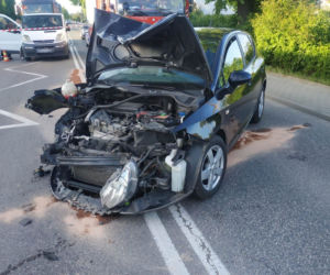 Potworny wypadek w Koszycach Wielkich. Kierowca dostawczaka zakończył jazdę na ścianie sklepu 
