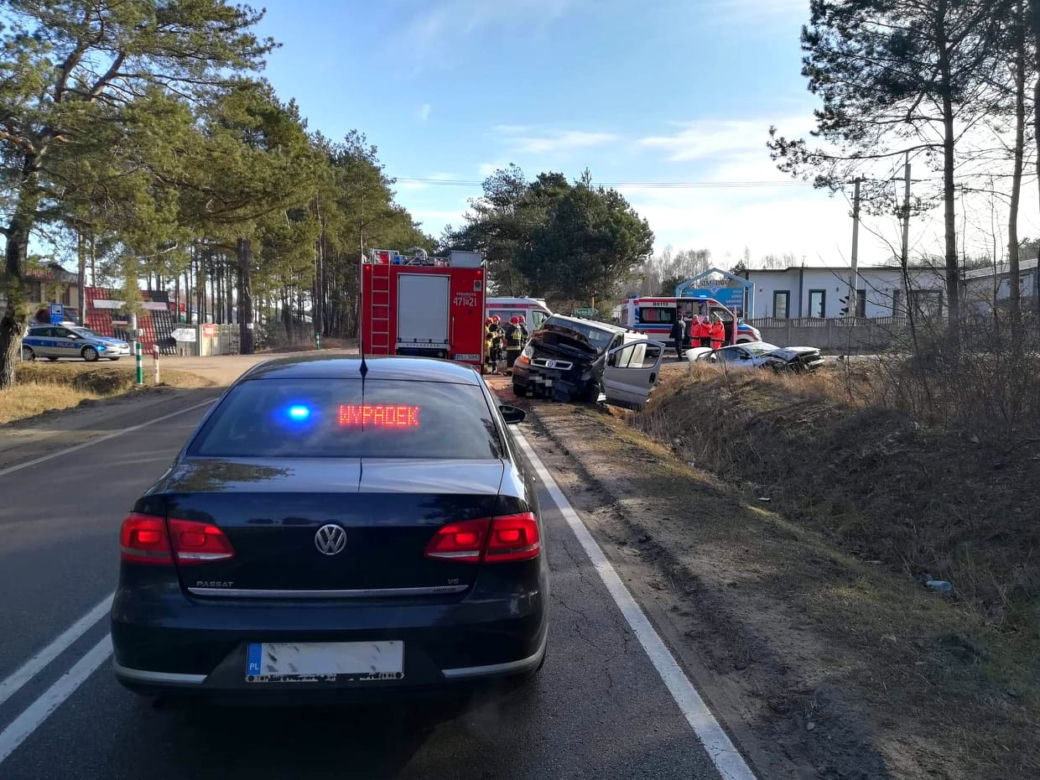 Wypadek na ul. Kościuszki w Siemiatyczach. Zderzenia busa z audi. Dwie osoby zabrane do szpitala [ZDJĘCIA]