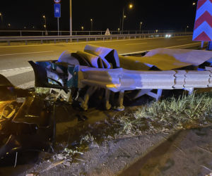 Drogie auta roztrzaskały się na trasie S8. Jaguar zrobił harmonię z barierek 