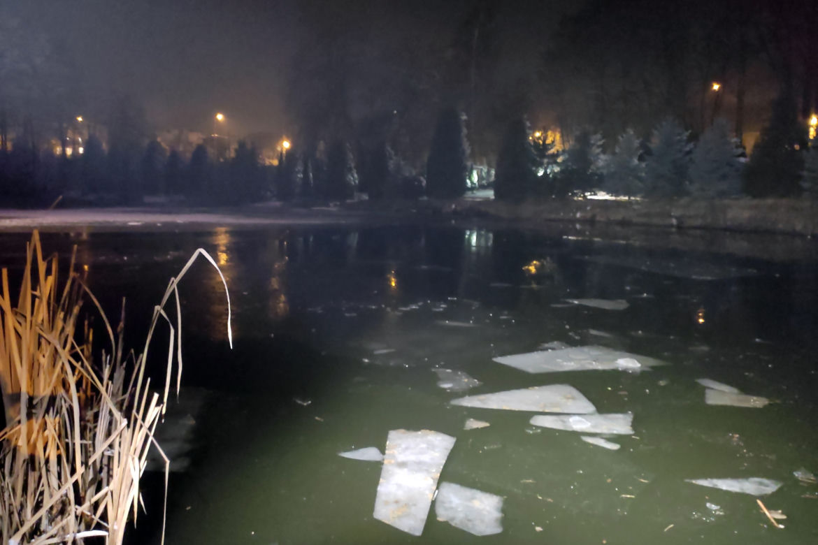 Staw, w którym dwa tygodnie temu utonęło trzech młodych mężczyzn, ratowali psa
